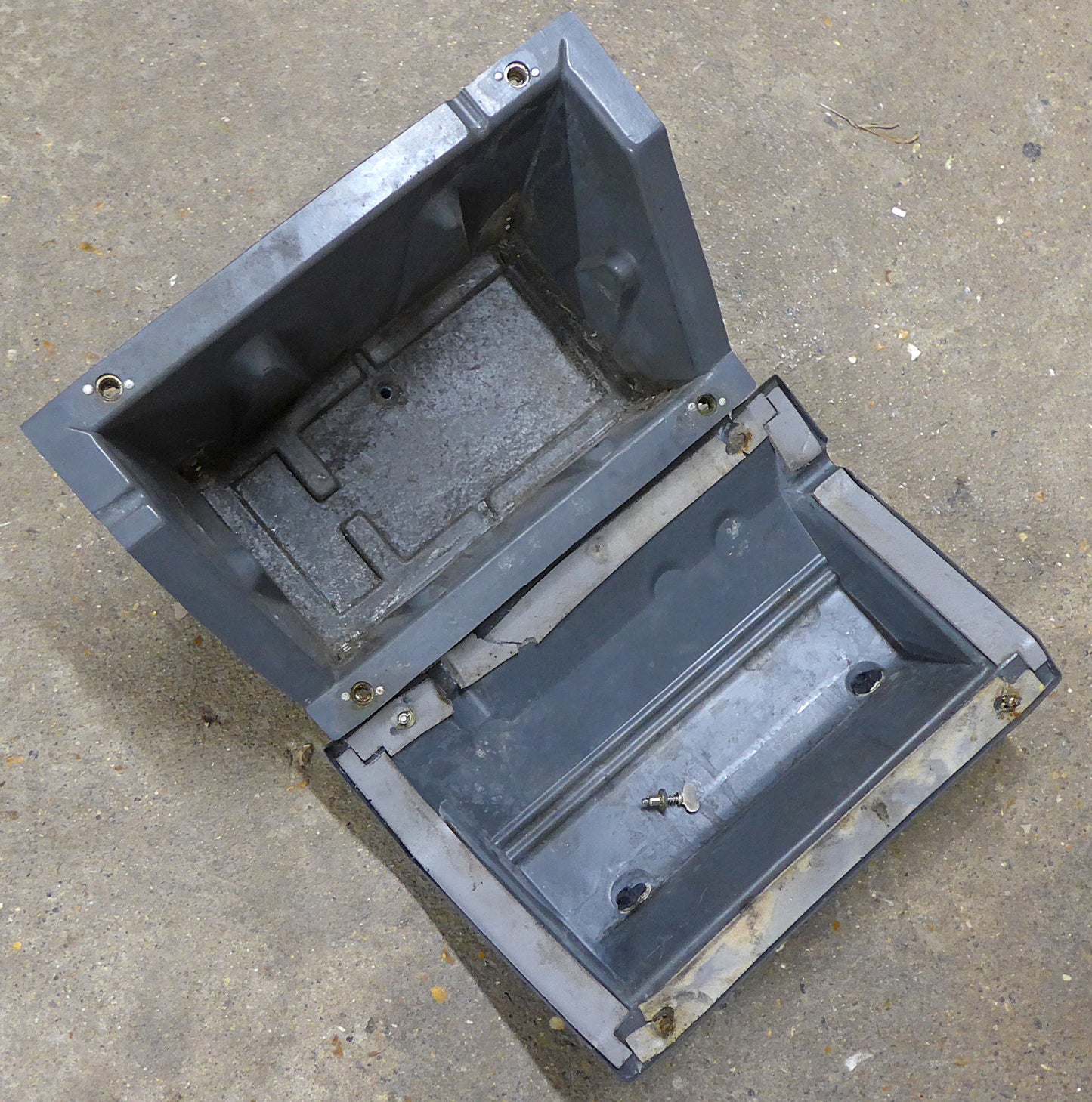 Plastic Battery Box & Cover Assembly - PA28/PA32 (A/R)