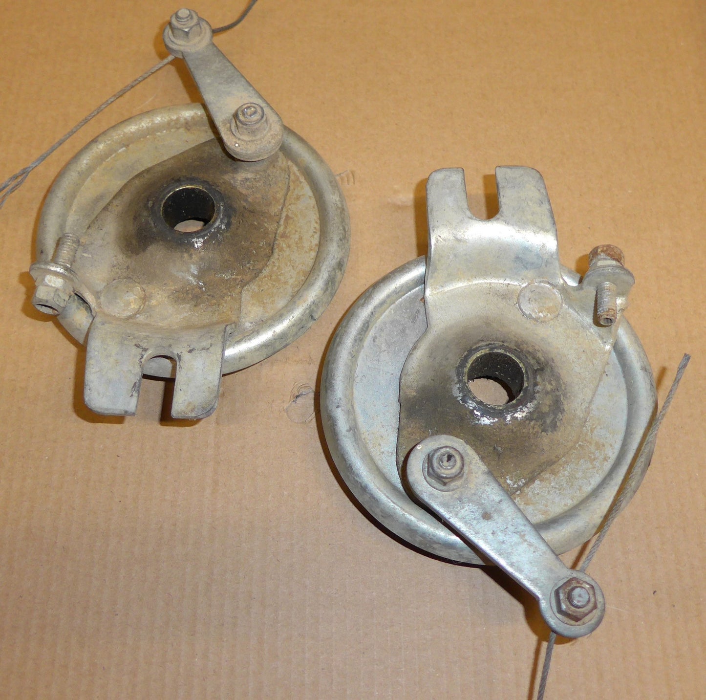 Brake Shoes & Back Plate Assy - 90mm - Pair (A/R)