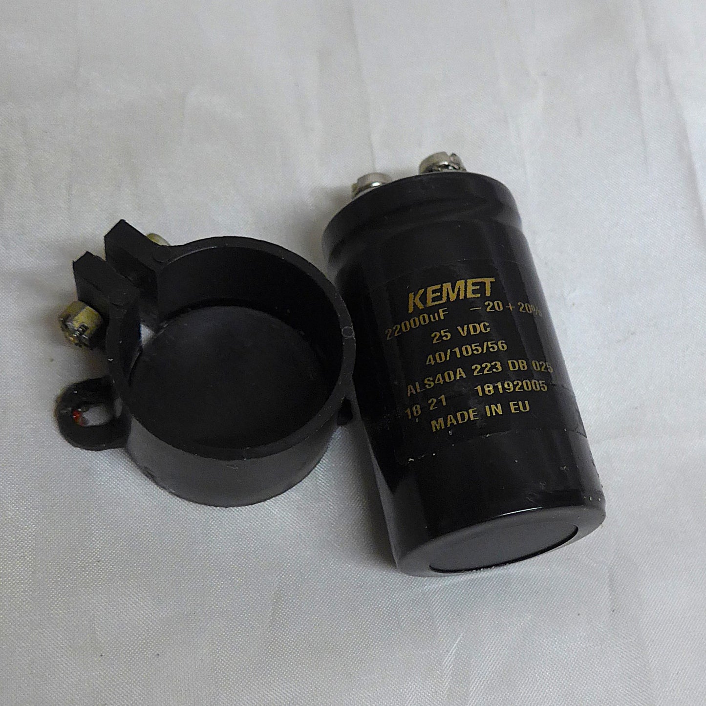 KEMET Capacitor 22000uF 25VDC & Plastic Holder (A/R)