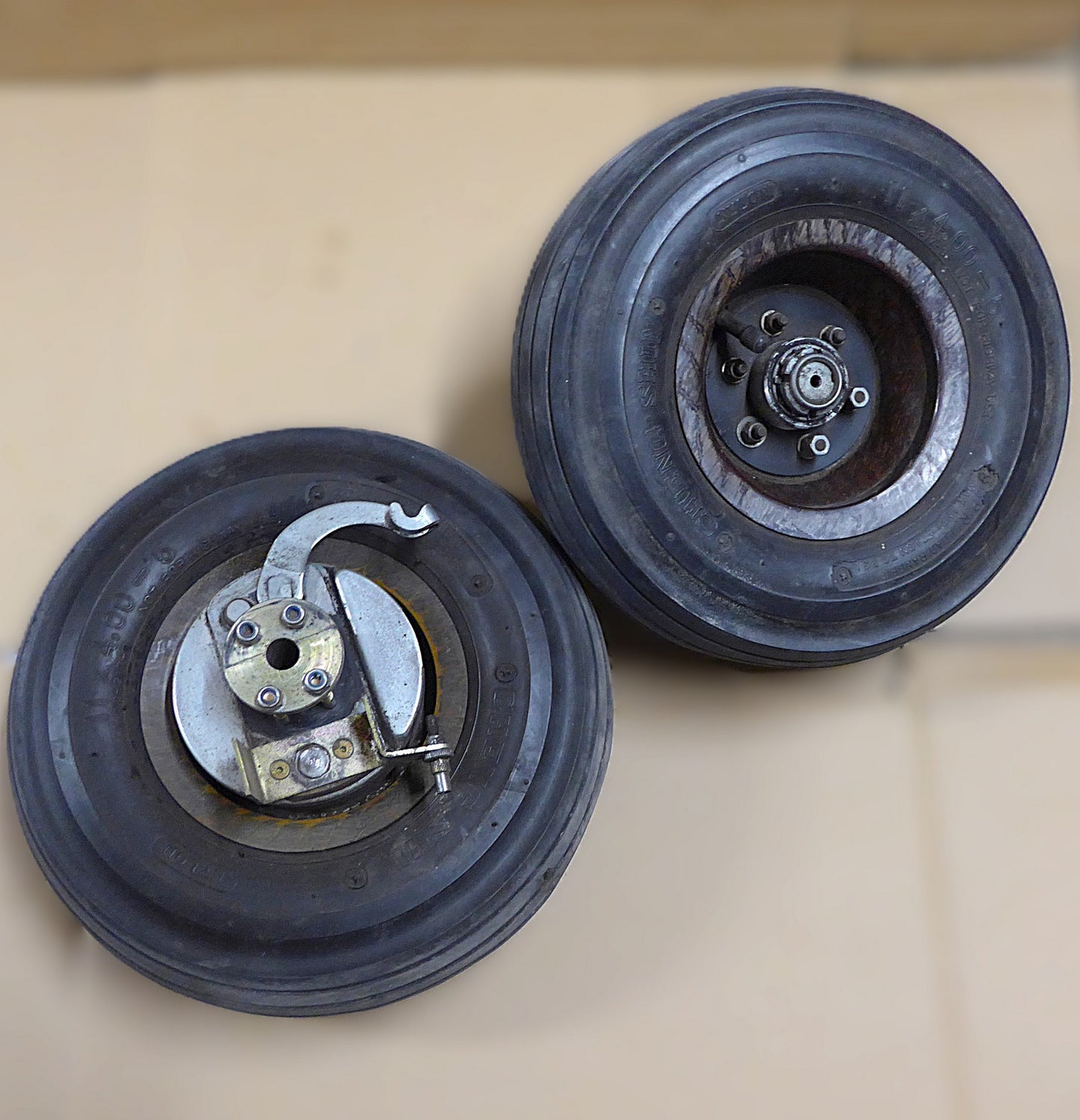 Carbon Fibre 4.00-5 Main Wheels Assy - Pair - MCR-01 (A/R)