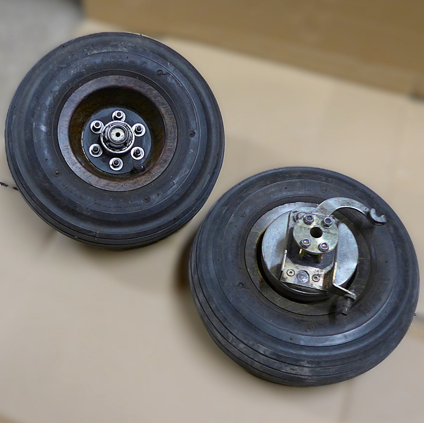 Carbon Fibre 4.00-5 Main Wheels Assy - Pair - MCR-01 (A/R)