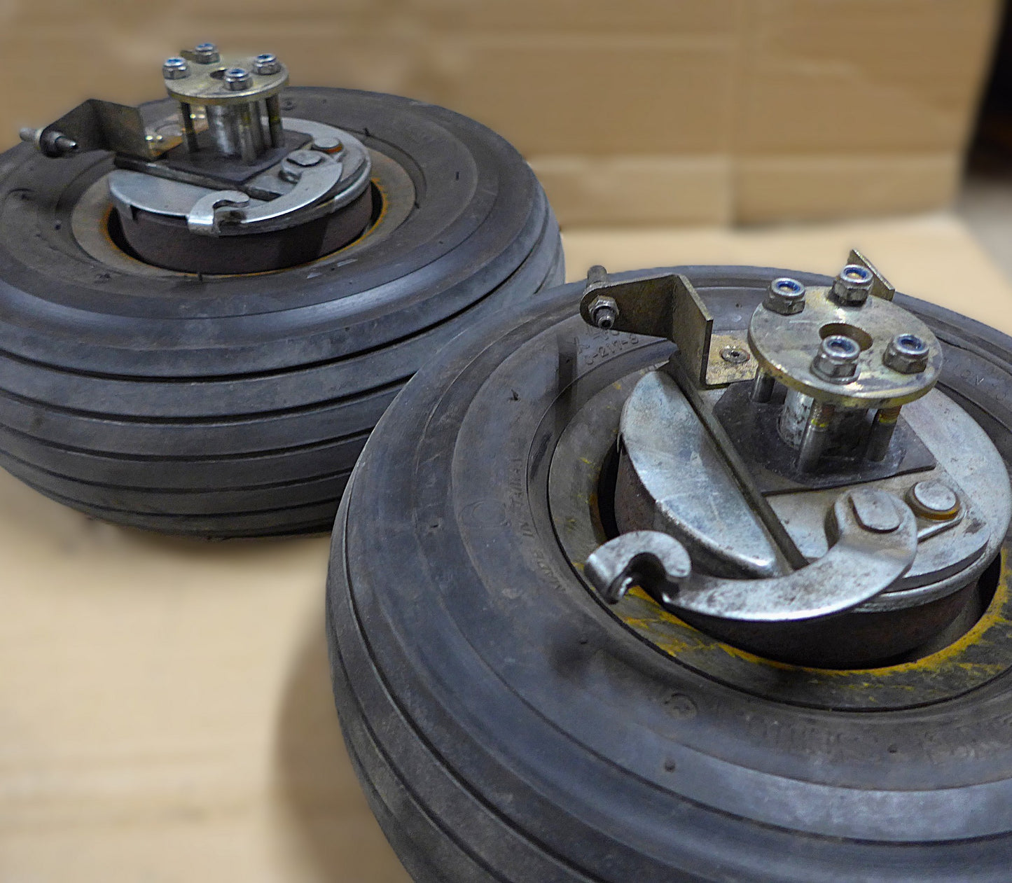 Carbon Fibre 4.00-5 Main Wheels Assy - Pair - MCR-01 (A/R)