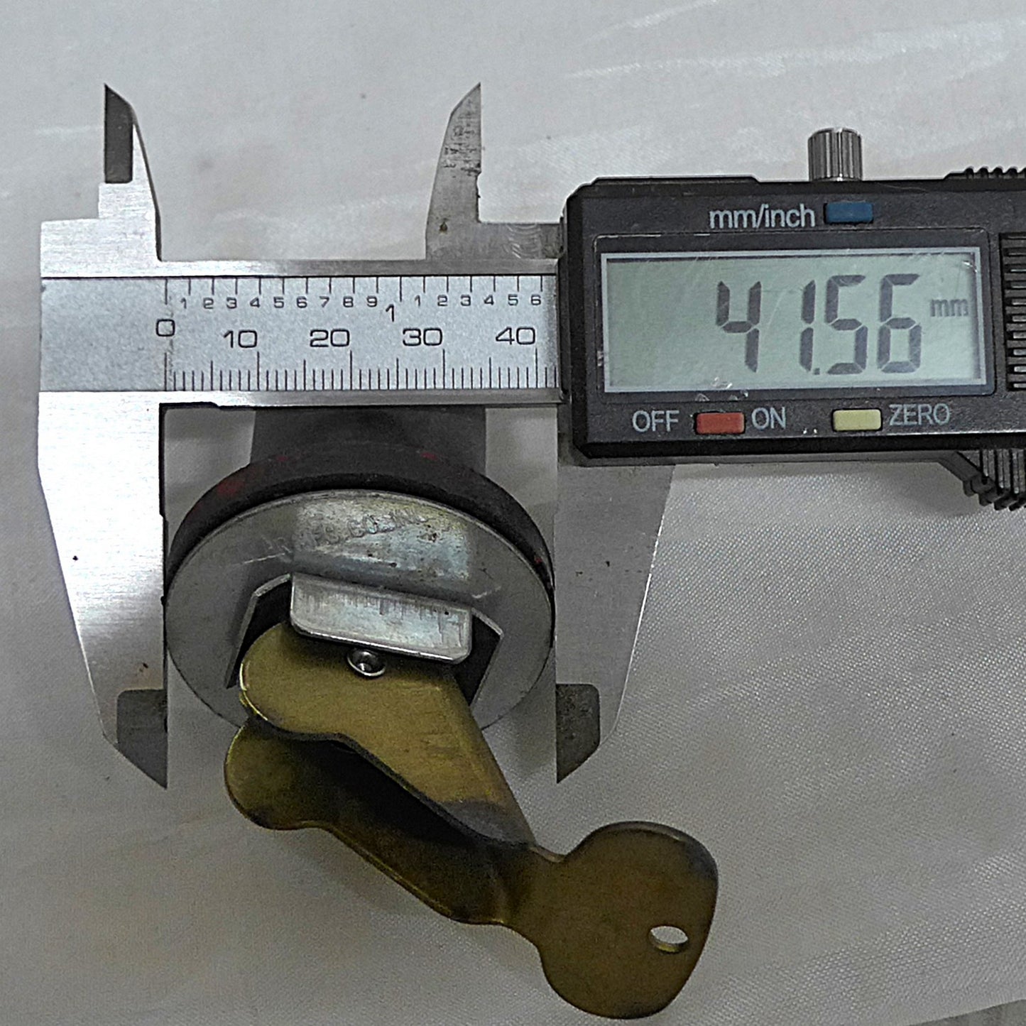 Thermos Style/Adjustable Moeller Fuel Cap - 1" (A/R)