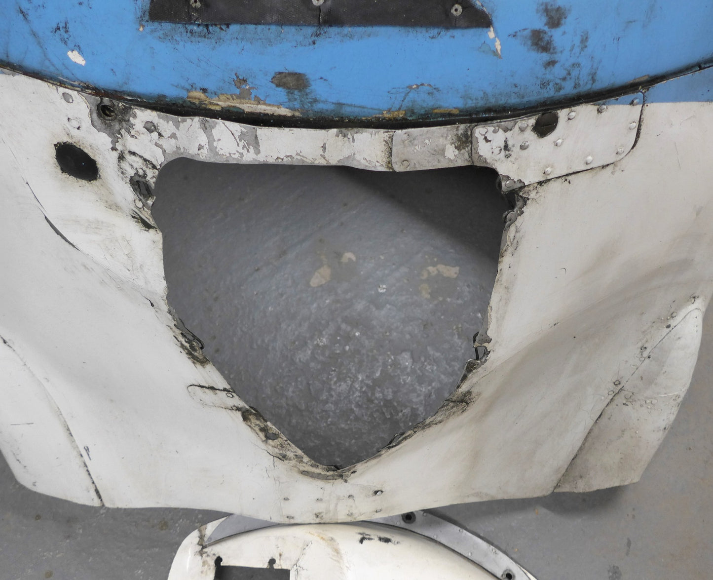 Engine Cowls - Early D112 C/W: Fibreglass Nose Bowl (A/R)