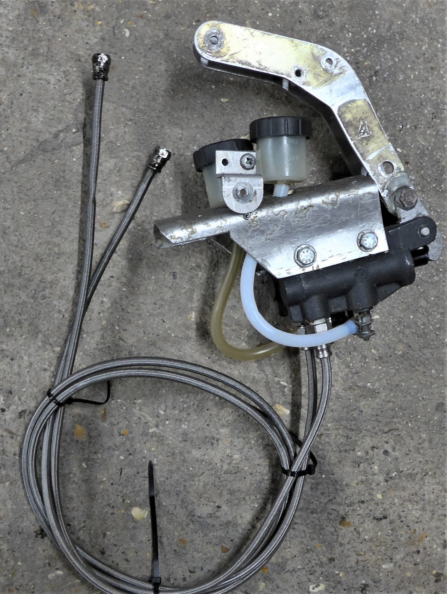 Dual Brake Masters Cylinder Assy - MCR-01 Ban-Bi (A/R)