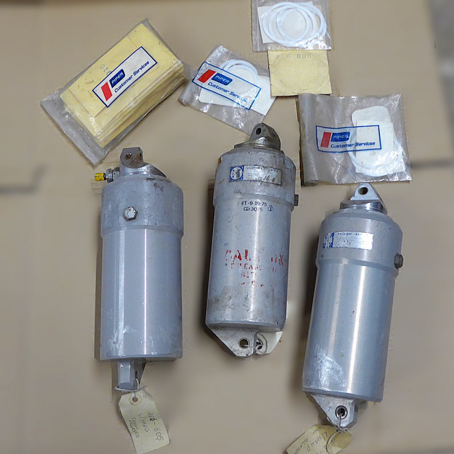 Shock Absorbers L/H, 2 x R/H & Seals - Assembly (A/R)