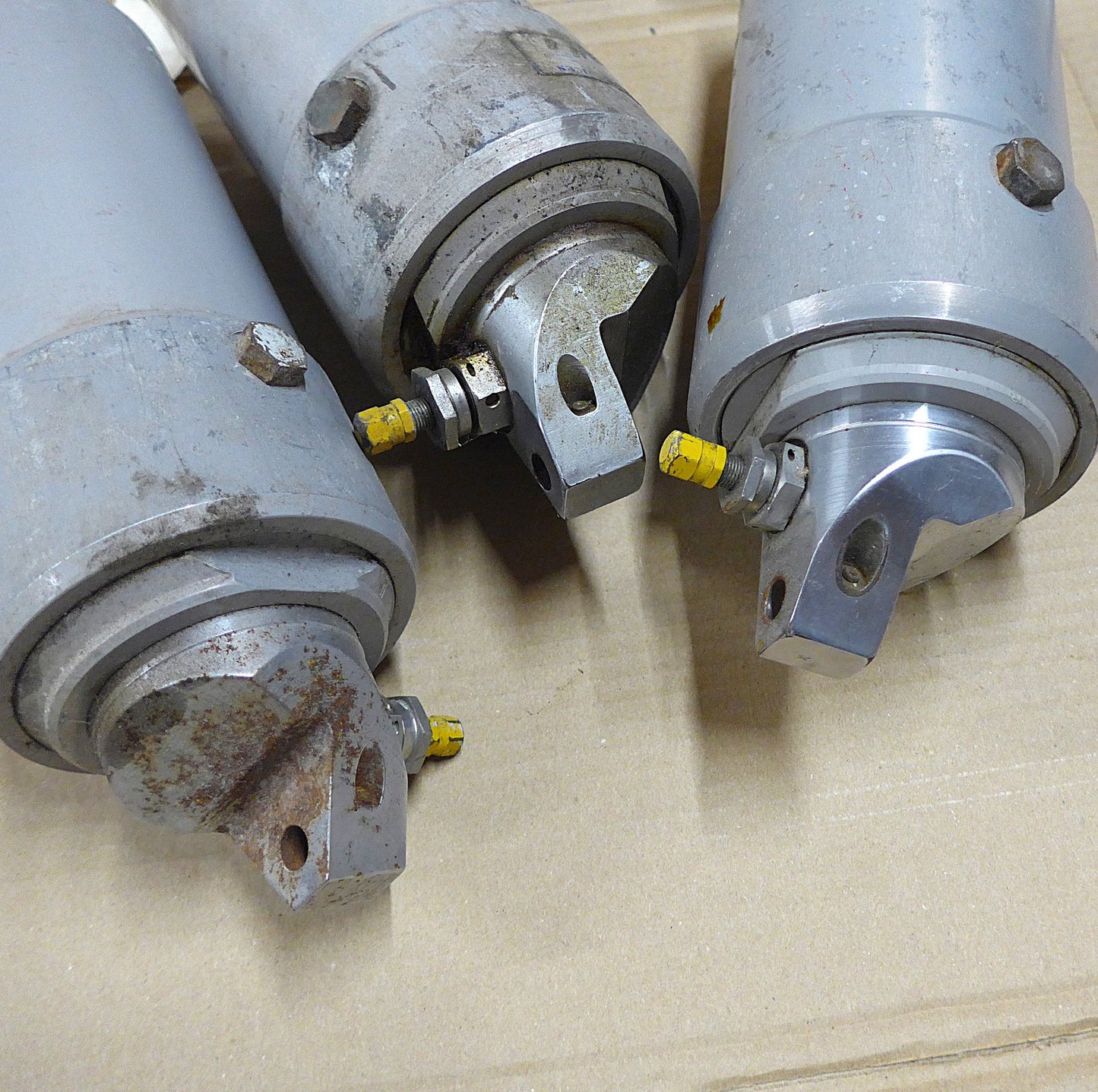 Shock Absorbers L/H, 2 x R/H & Seals - Assembly (A/R)