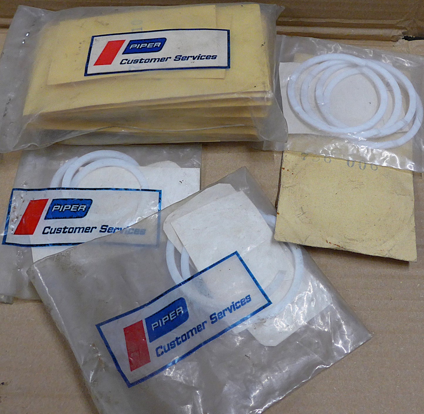 Shock Absorbers L/H, 2 x R/H & Seals - Assembly (A/R)