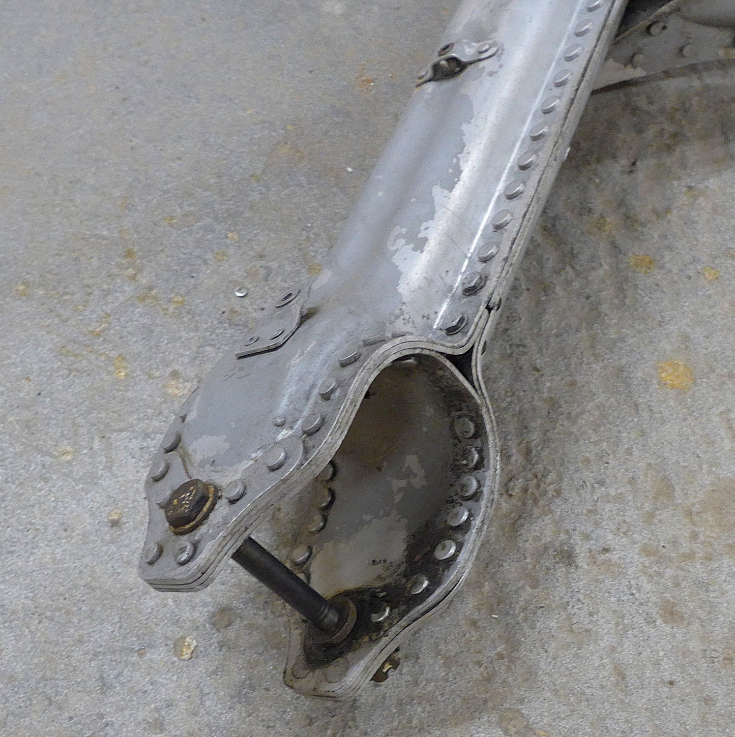 Attaching Arm & Mounting Strut Assy -  Front Landing Gear (A/R)