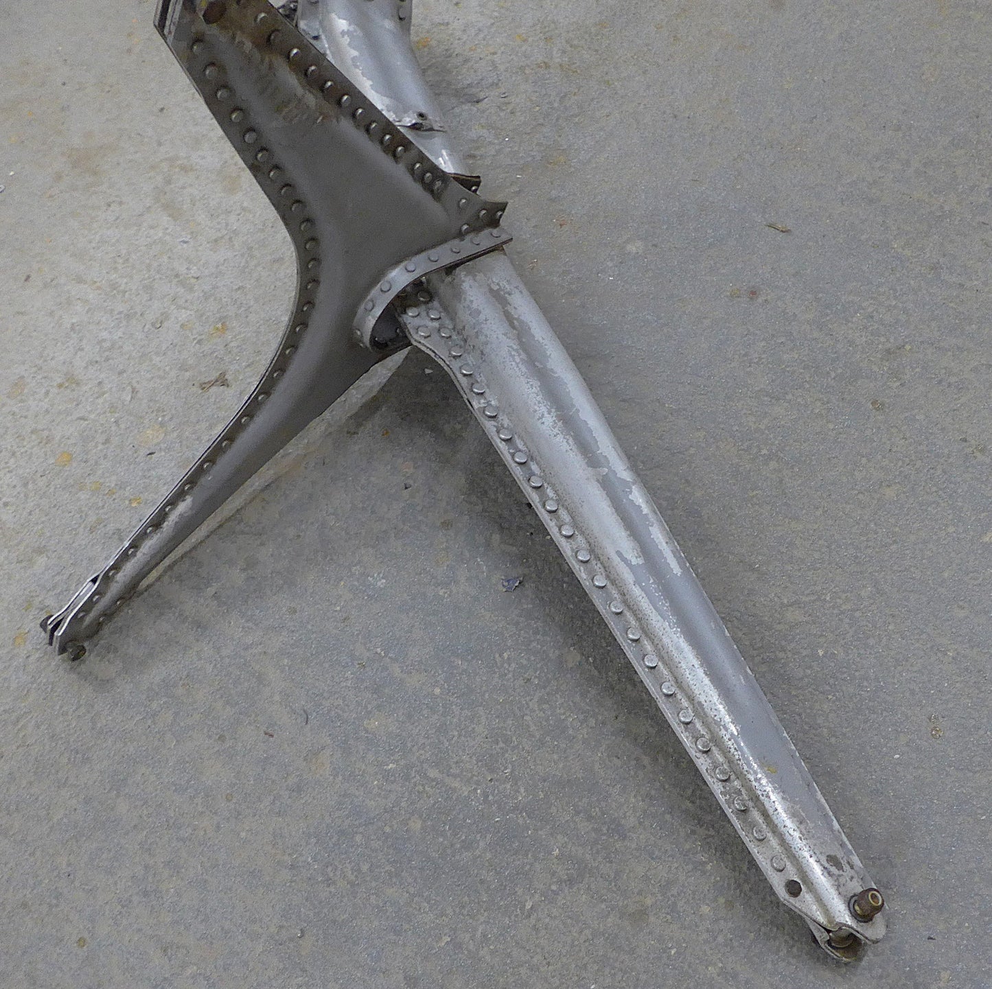 Attaching Arm & Mounting Strut Assy -  Front Landing Gear (A/R)
