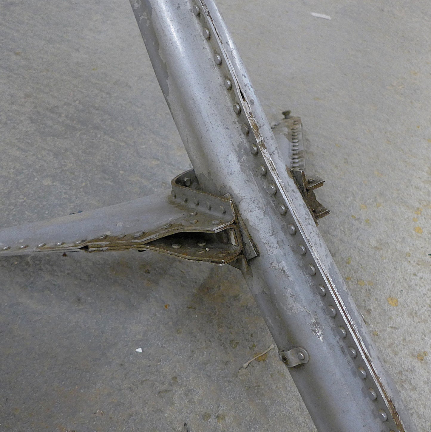 Attaching Arm & Mounting Strut Assy -  Front Landing Gear (A/R)