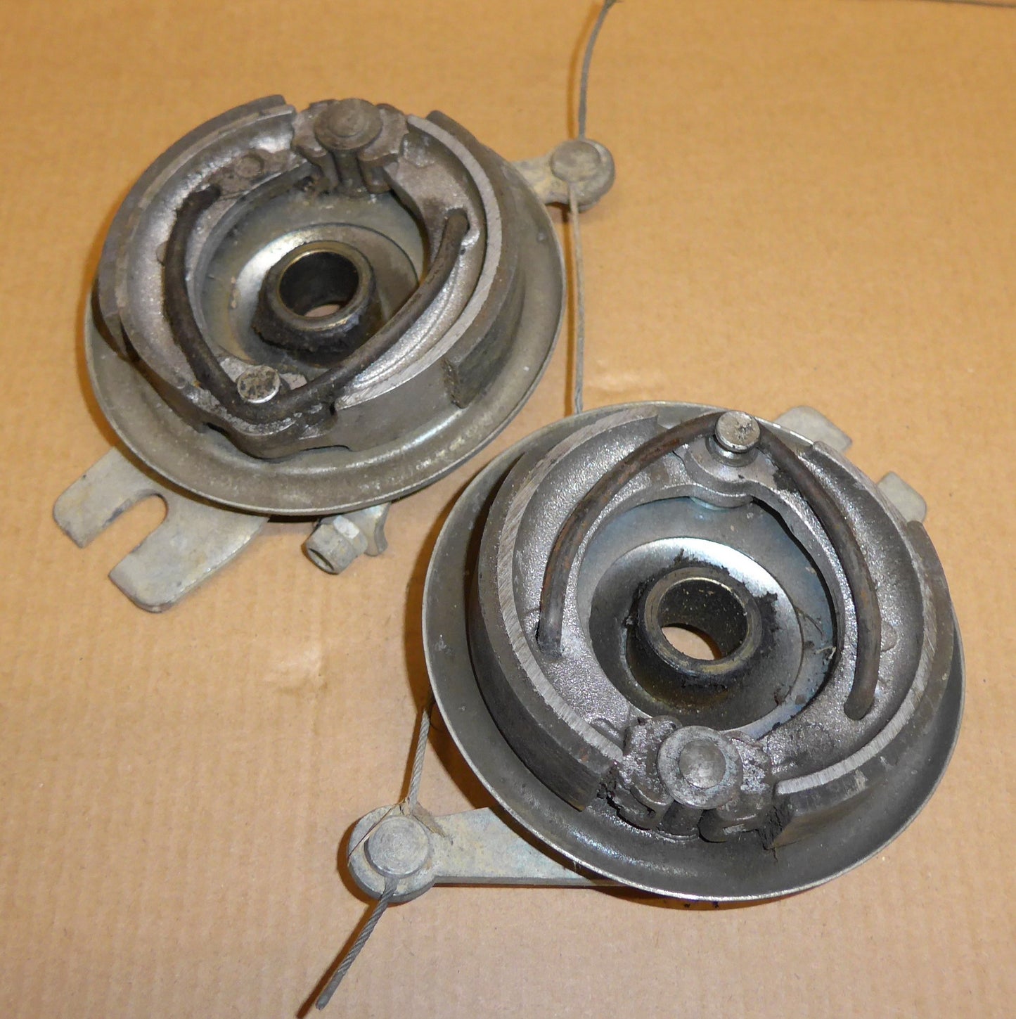 Brake Shoes & Back Plate Assy - 90mm - Pair (A/R)