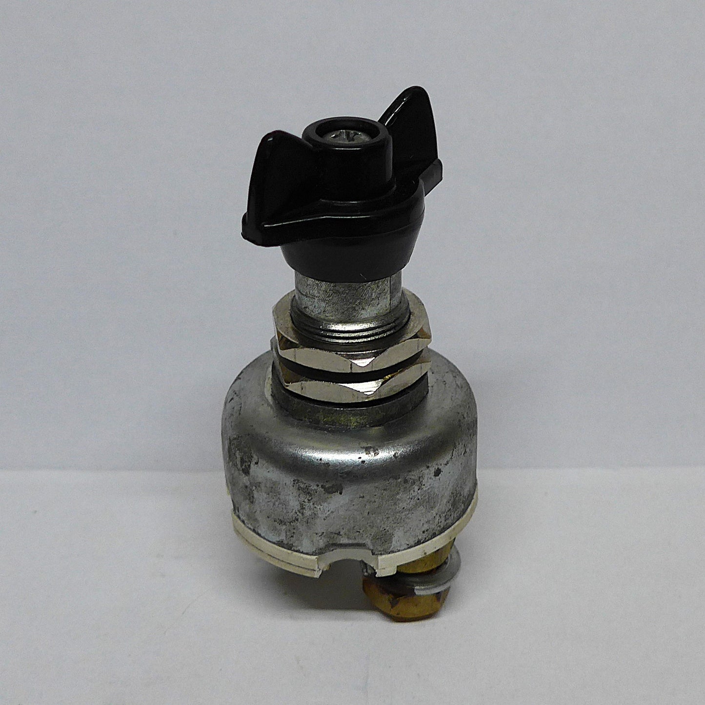 Battery Isolator With Fixed Key (A/R)