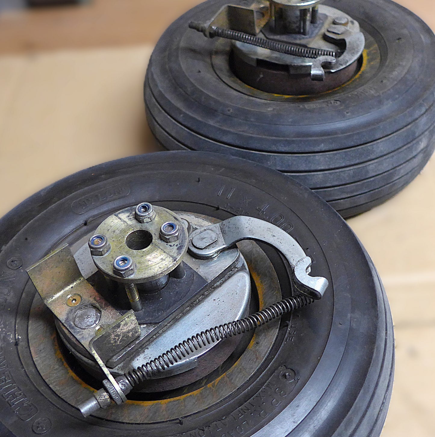 Carbon Fibre 4.00-5 Main Wheels Assy - Pair - MCR-01 (A/R)