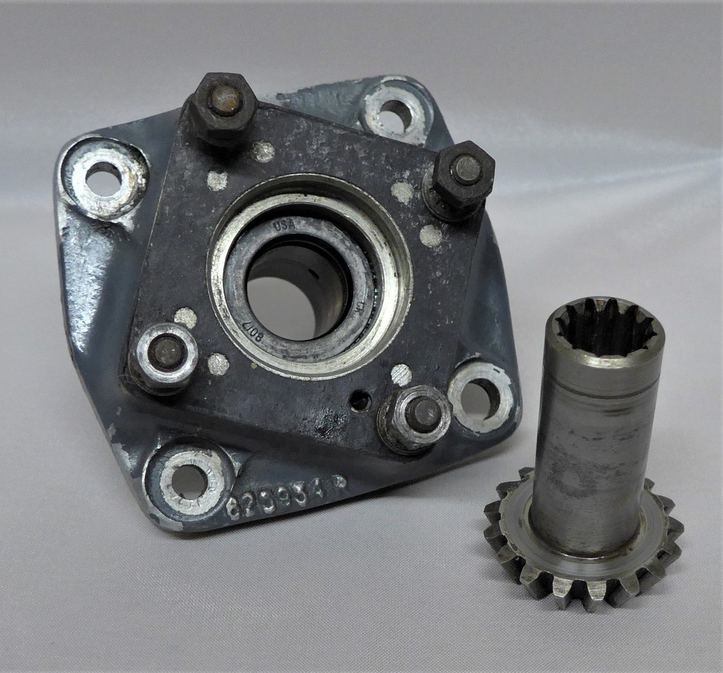 Vacuum Pump Adaptor Assembly C/W: Gear (A/R)